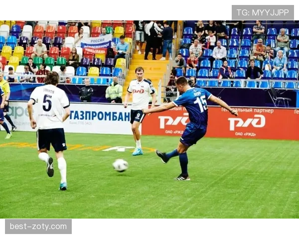 室内足球规则中场地尺寸与换人次数如何影响比赛节奏？